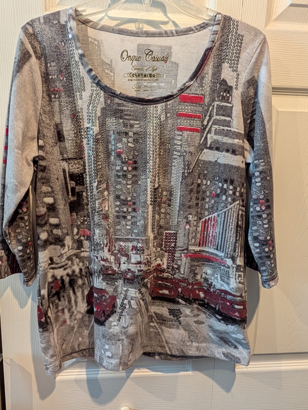 Onque Casuals Gray & Red Cityscape Scoop Neck Long Sleeve Top